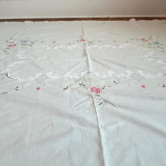 Vintage Embroidered Floral Linen Tablecloth with Scalloped Edges - Picture 7 of 14